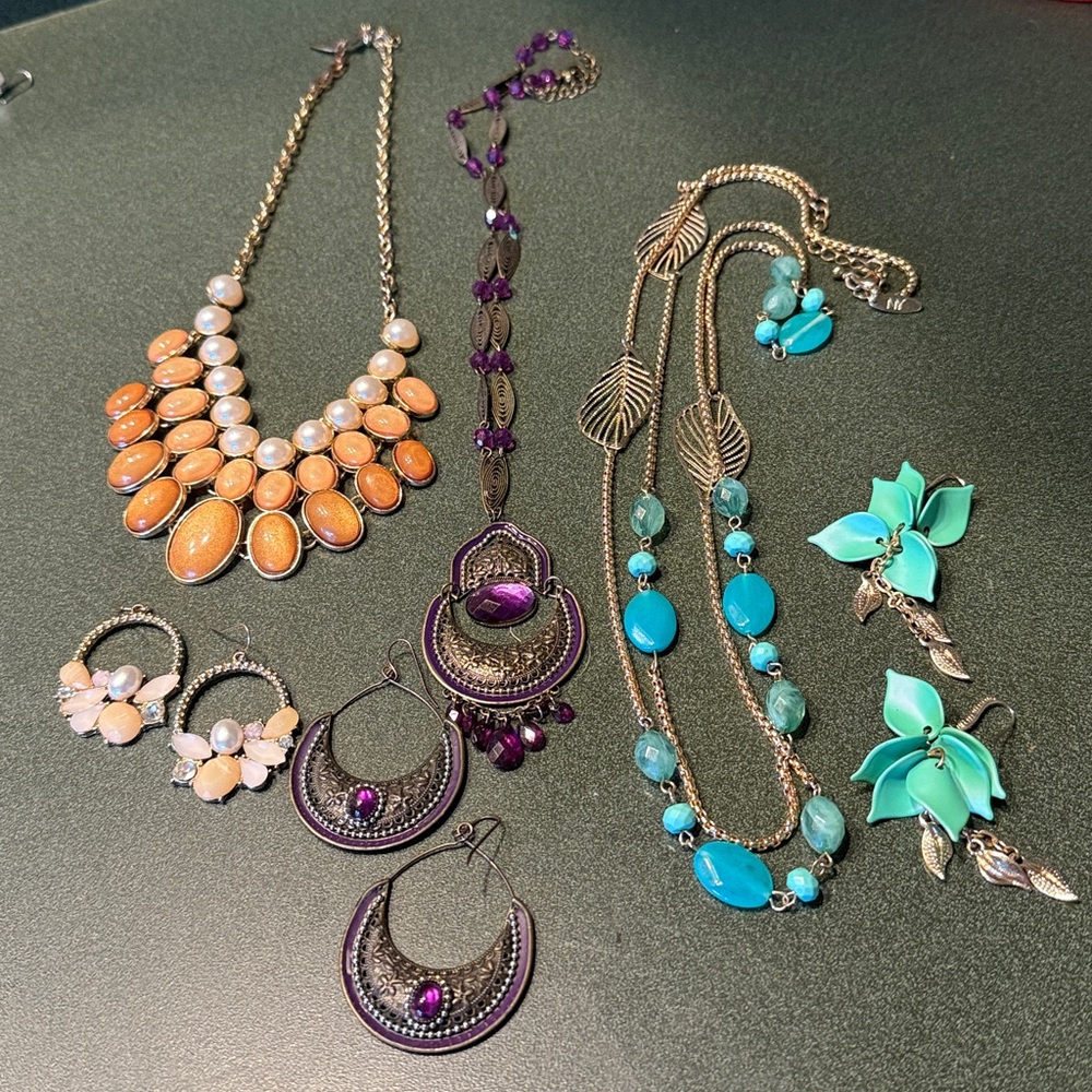 ASSORTED WOMENS NECKLACE AND EARRINGS SET